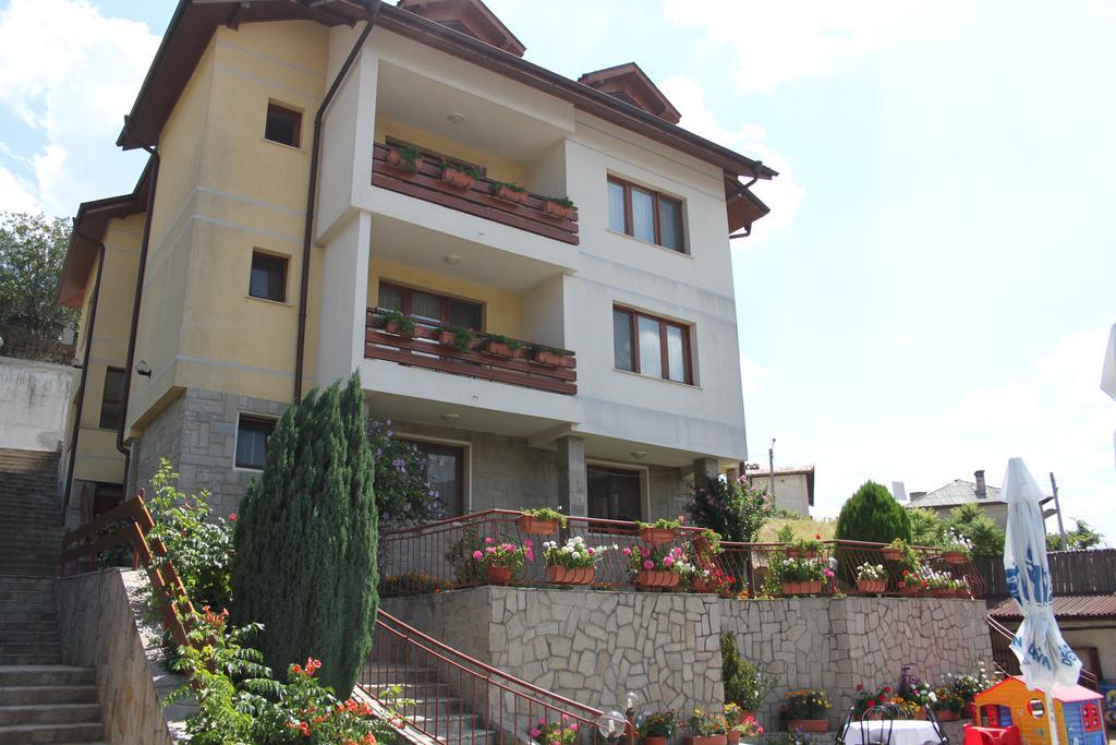 Kris Guest House Dewin Exterior foto
