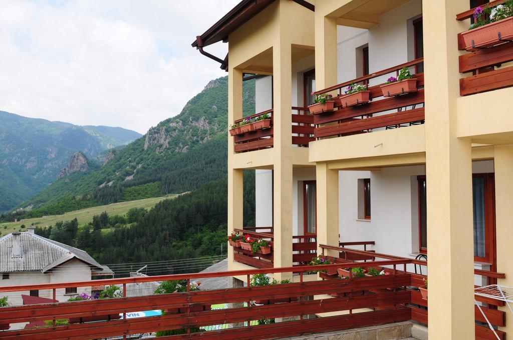 Kris Guest House Dewin Exterior foto