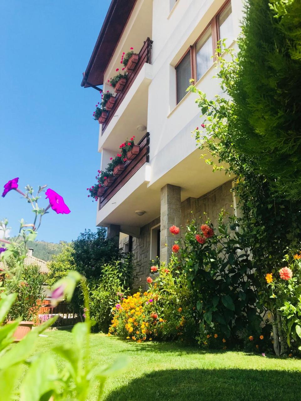 Kris Guest House Dewin Exterior foto