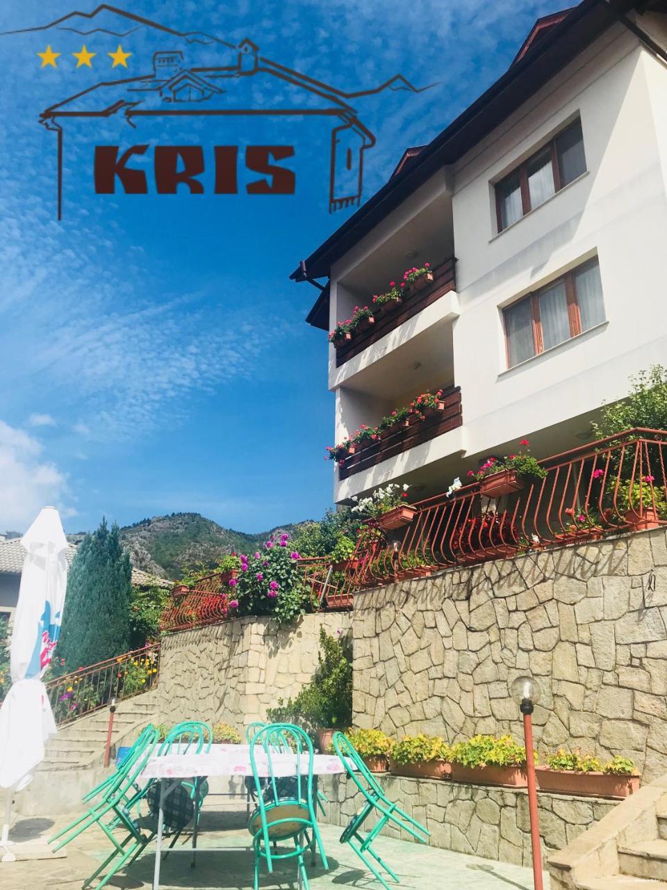 Kris Guest House Dewin Exterior foto